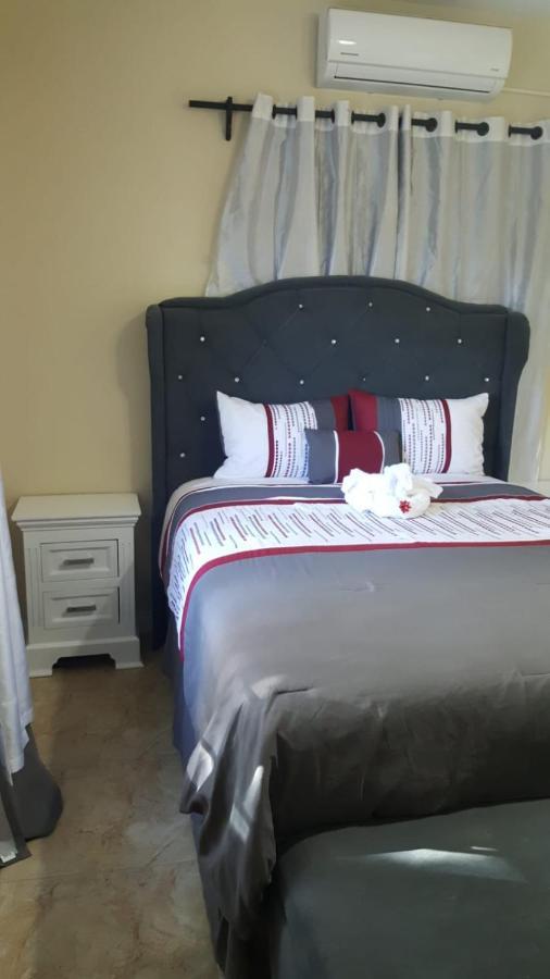 Hotel Red Hassell Manor Port Antonio Esterno foto